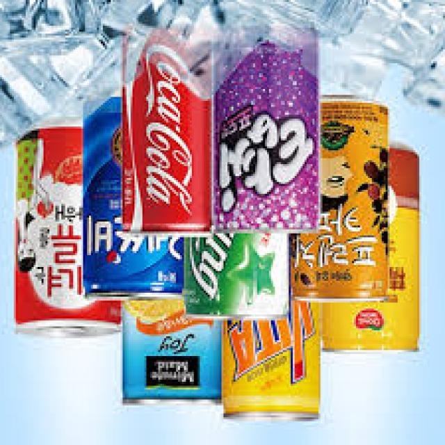 Multiple colorful beverage cans, including Coca-Cola and other soft drinks, are arranged in a pattern with water splashes around them, likely illustrating tampering detection methods.